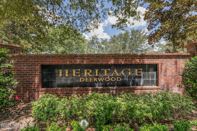 view of community / neighborhood sign