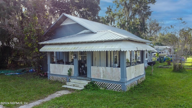 view of front of property featuring a front lawn