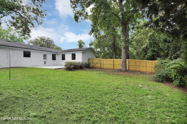 view of yard featuring a patio area