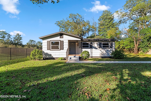 view of front of property with a front yard