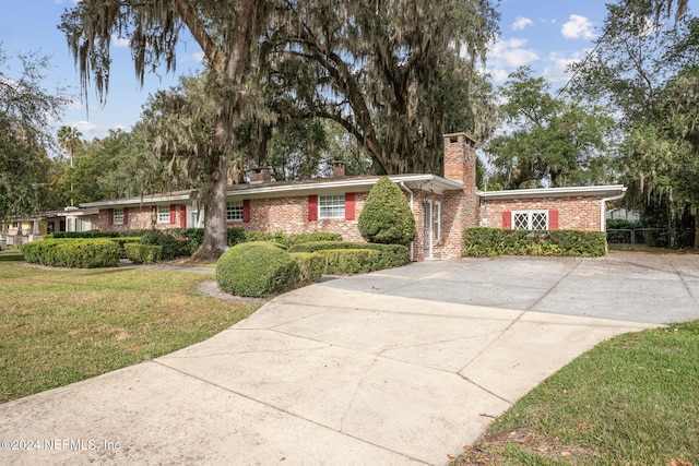 view of front of property with a front yard