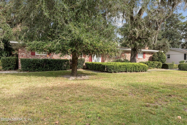 view of front of property with a front yard