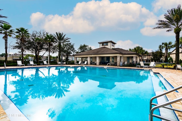 view of swimming pool