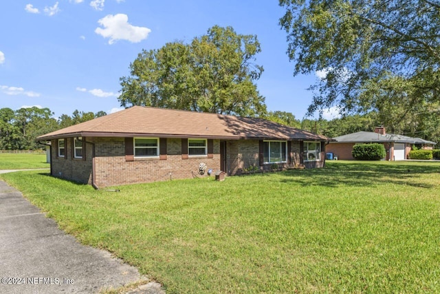 single story home with a front lawn