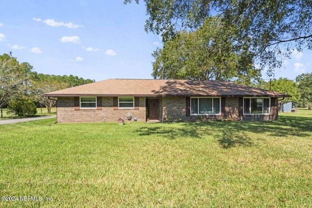 ranch-style house featuring a front lawn