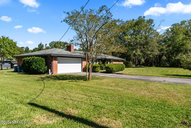 view of front of home featuring a front lawn and a garage