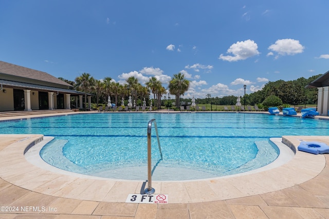 view of swimming pool