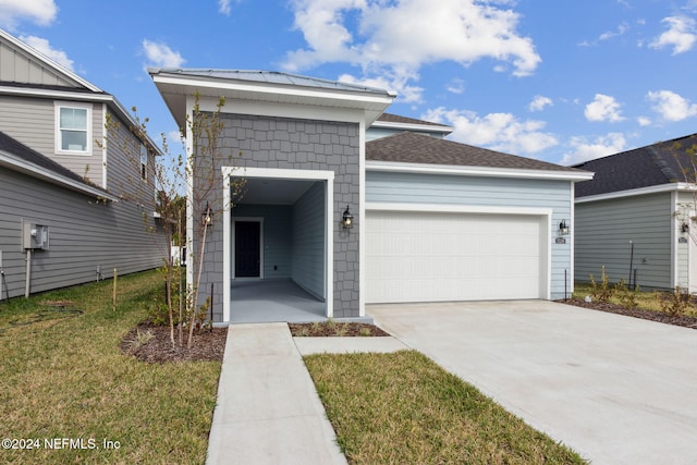 view of front of house featuring a garage and a front yard