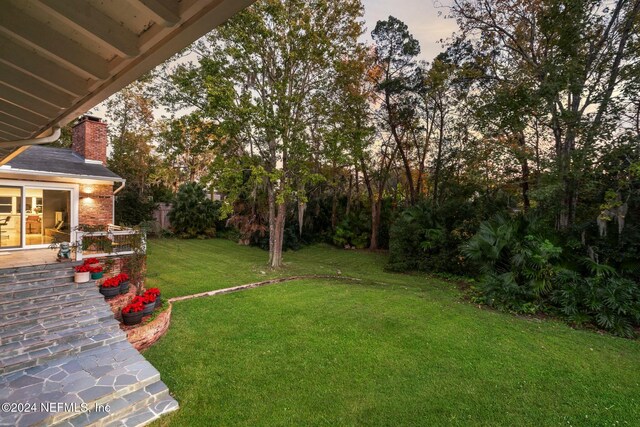 view of yard at dusk