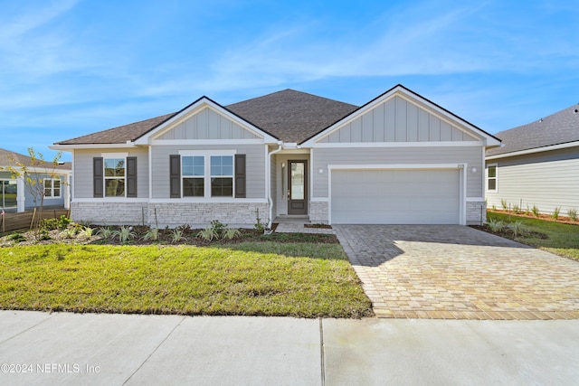 view of front facade featuring a garage and a front lawn