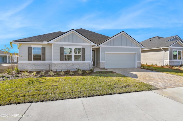 view of front of property featuring a front lawn and a garage