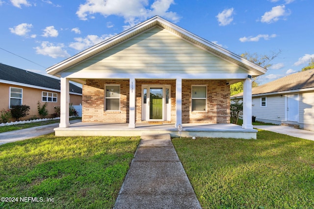 view of front of home featuring a front lawn and covered porch