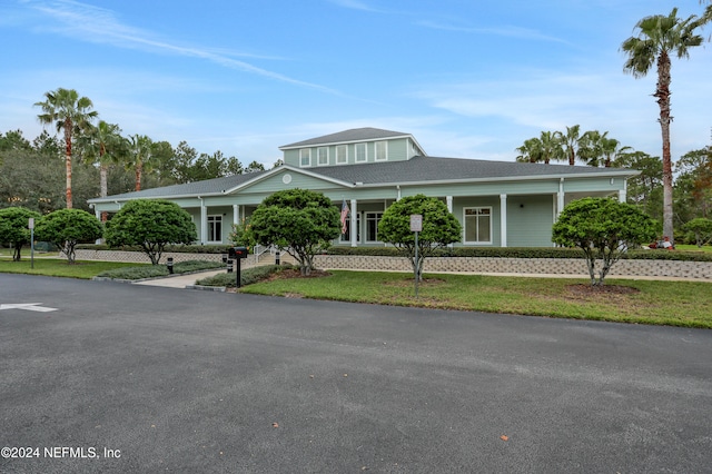 view of front of house featuring a front lawn