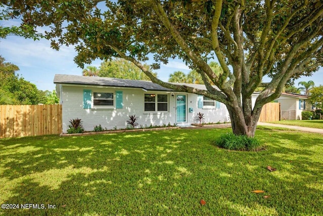 single story home with a front yard