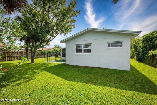 view of side of property featuring a lawn