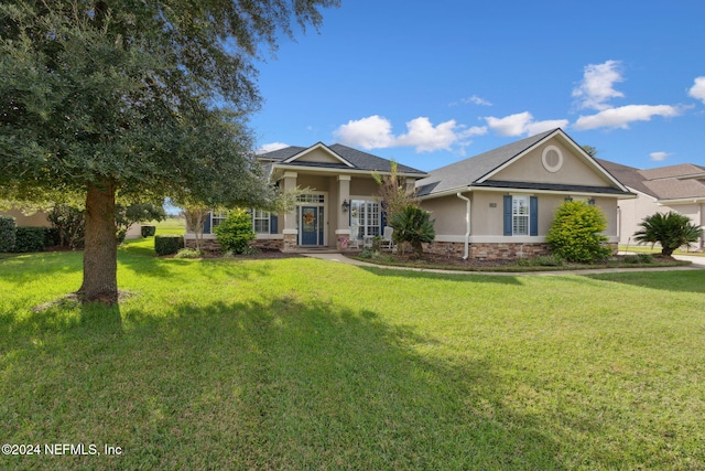 view of front facade featuring a front yard