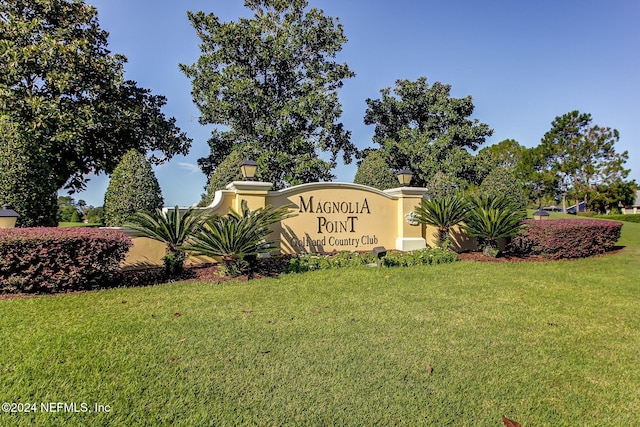 community sign featuring a yard