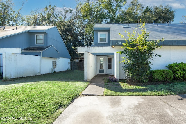 view of front of house featuring a front yard