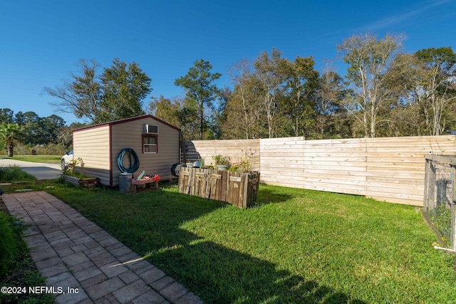 view of yard with an outbuilding