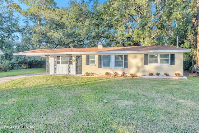 ranch-style home featuring a front lawn and a carport