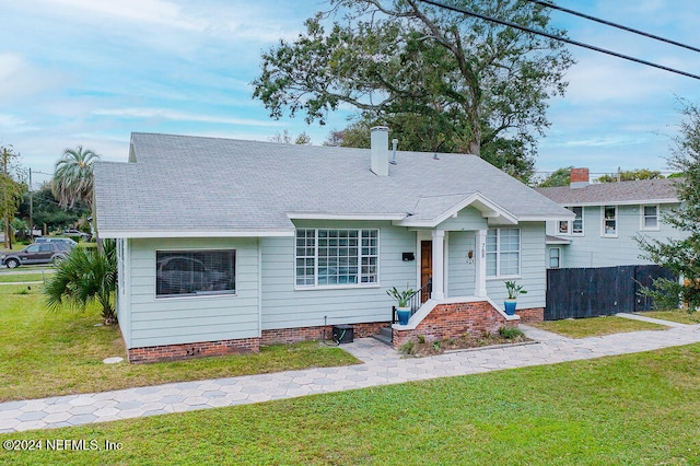 view of front of house featuring a front lawn