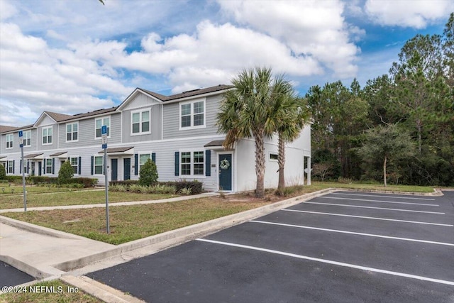 view of front of house featuring a front yard