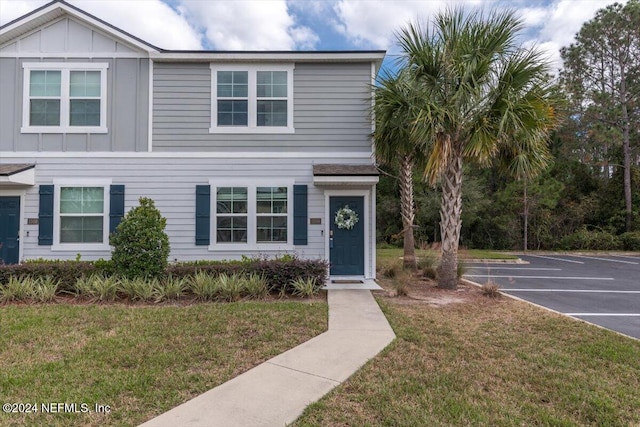 view of front of home featuring a front yard