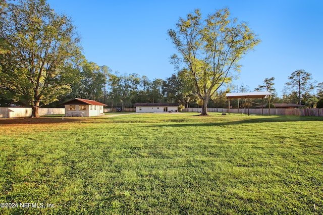 view of yard featuring an outdoor structure