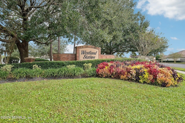 community / neighborhood sign featuring a yard