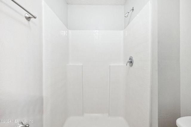 bathroom featuring tiled shower