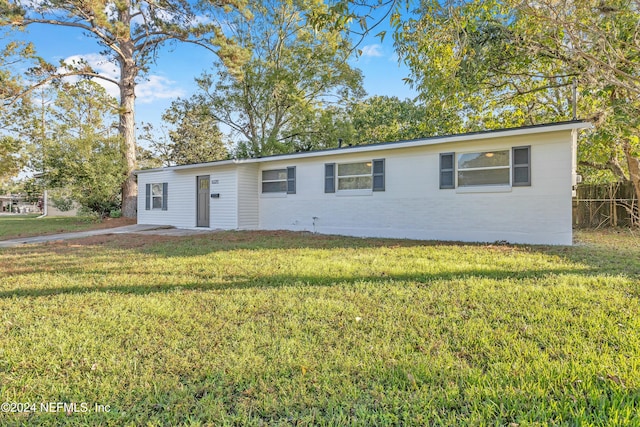 ranch-style home featuring a front lawn