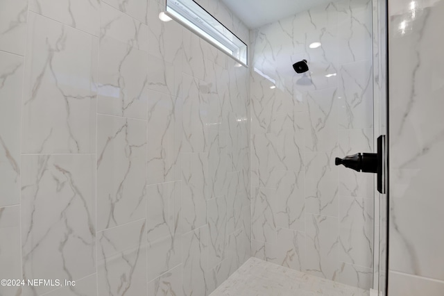 bathroom featuring a tile shower