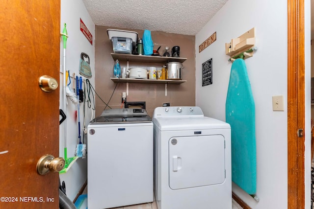 washroom featuring a textured ceiling and independent washer and dryer