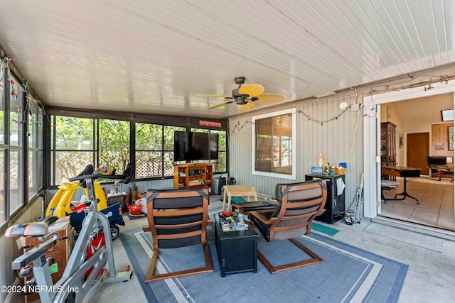 sunroom with ceiling fan