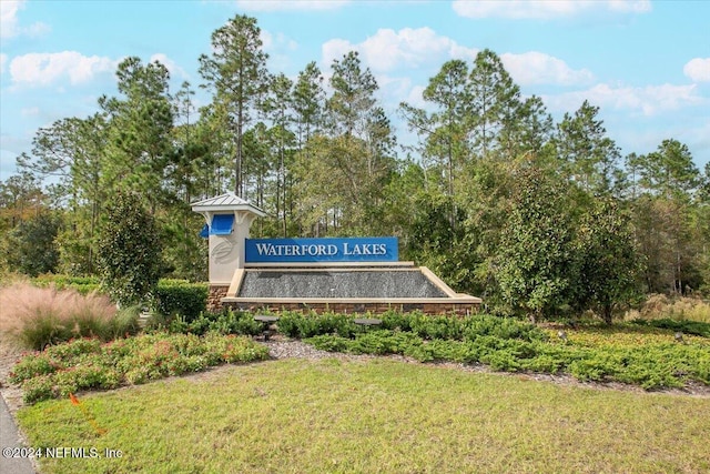 community sign with a lawn