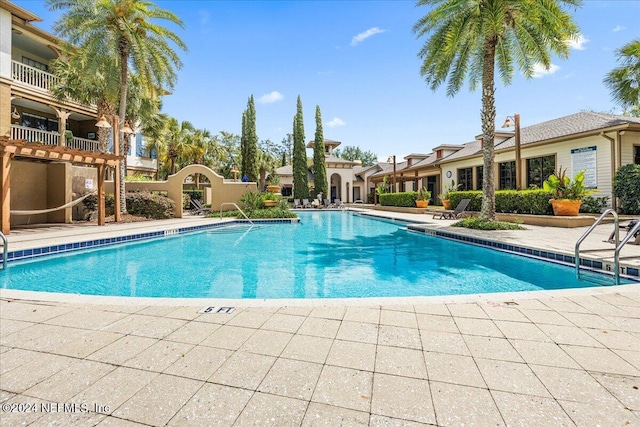 view of swimming pool