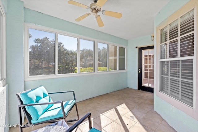 sunroom with ceiling fan