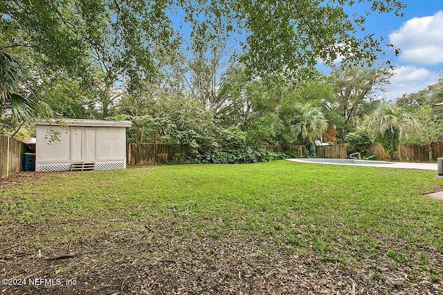 view of yard with a storage shed