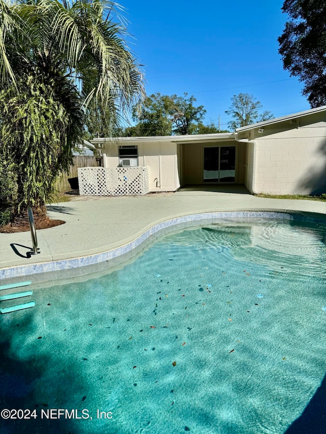 view of swimming pool