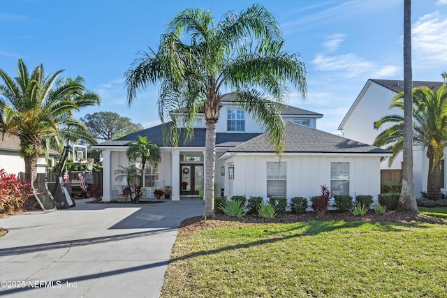 view of front facade featuring a front yard