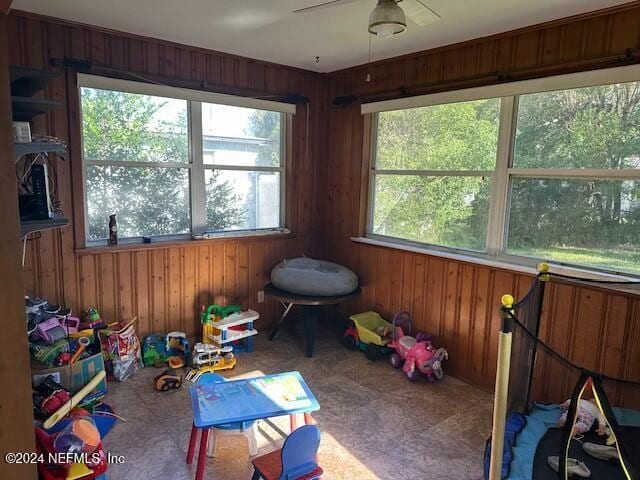 sunroom / solarium with ceiling fan