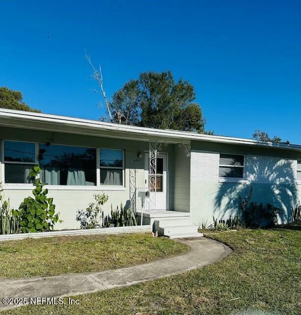 view of front of house featuring a front lawn