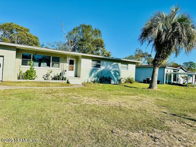 single story home with a front yard