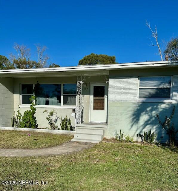 view of front of house featuring a front yard