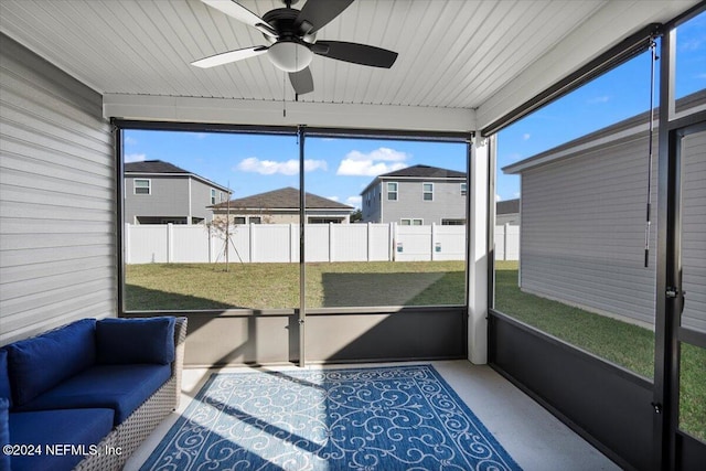 sunroom with ceiling fan