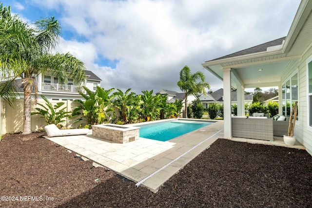 view of swimming pool featuring outdoor lounge area, a patio area, and a jacuzzi