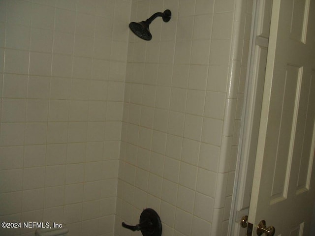 room details featuring tiled shower / bath