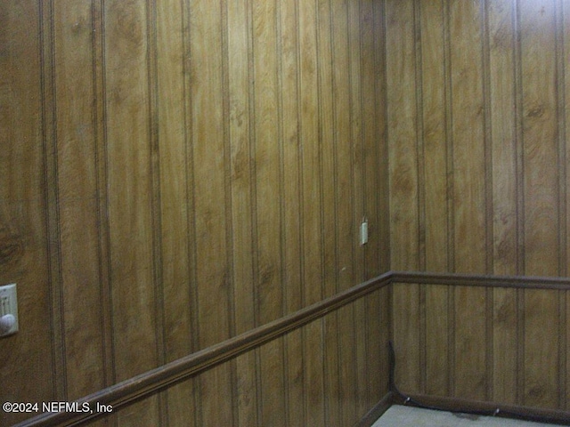 1113 Fieldcrest Rd, Jasper, FL 32052 - detailed view of wooden walls