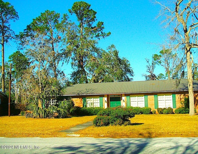 ranch-style house featuring a front lawn