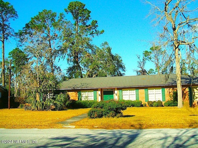 ranch-style home with a front lawn